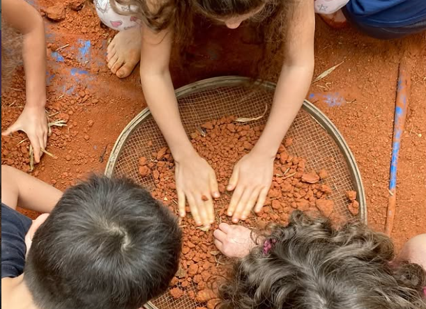 Crianças brincando na terra